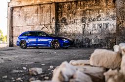 JR Wheels JR46 Svart aluminiumsfelger montert på bil i en stemningsfull omgivelse