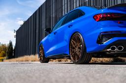 JR Wheels JR46 Pronssi alumiinivanteet asennettuna autoon tunnelmallisessa ympäristössä