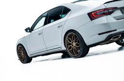 JR Wheels JR46 Pronssi alumiinivanteet asennettuna autoon tunnelmallisessa ympäristössä