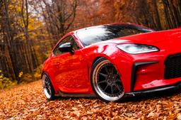 JR Wheels JR47 Harmaa alumiinivanteet asennettuna autoon tunnelmallisessa ympäristössä