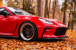 JR Wheels JR47 Harmaa alumiinivanteet asennettuna autoon tunnelmallisessa ympäristössä