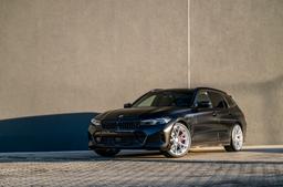 JR Wheels JR50 Hopea alumiinivanteet asennettuna autoon tunnelmallisessa ympäristössä