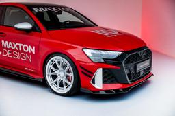 JR Wheels JR50 Hopea alumiinivanteet asennettuna autoon tunnelmallisessa ympäristössä