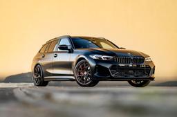 JR Wheels JR50 Pronssi alumiinivanteet asennettuna autoon tunnelmallisessa ympäristössä