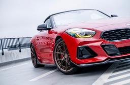 JR Wheels JR50 Pronssi alumiinivanteet asennettuna autoon tunnelmallisessa ympäristössä