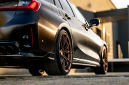 JR Wheels JR50 Pronssi alumiinivanteet asennettuna autoon tunnelmallisessa ympäristössä