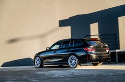 JR Wheels JR50 Sølv aluminiumsfelger montert på bil i en stemningsfull omgivelse