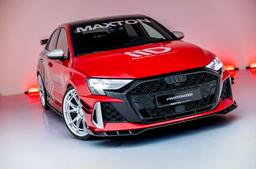 JR Wheels JR50 Hopea alumiinivanteet asennettuna autoon tunnelmallisessa ympäristössä