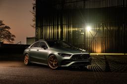 JR Wheels JR51 Pronssi alumiinivanteet asennettuna autoon tunnelmallisessa ympäristössä