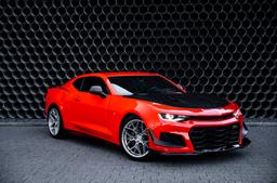 JR Wheels JR51 Silver aluminiumfälg monterade på bil i stämnigsfull miljö