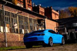 JR Wheels JR51 Silver aluminiumfälg monterade på bil i stämnigsfull miljö