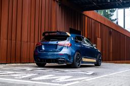 JR Wheels JR51 Musta alumiinivanteet asennettuna autoon tunnelmallisessa ympäristössä