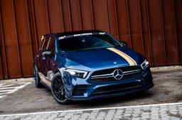 JR Wheels JR51 Musta alumiinivanteet asennettuna autoon tunnelmallisessa ympäristössä