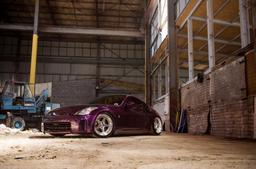 JR Wheels JR6 Hopea alumiinivanteet asennettuna autoon tunnelmallisessa ympäristössä