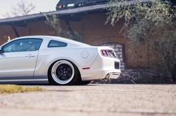 JR Wheels JR6 Musta alumiinivanteet asennettuna autoon tunnelmallisessa ympäristössä