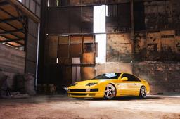 JR Wheels JR6 Hopea alumiinivanteet asennettuna autoon tunnelmallisessa ympäristössä