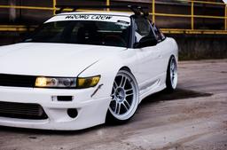 JR Wheels JR7 Sølv aluminiumsfelger montert på bil i en stemningsfull omgivelse