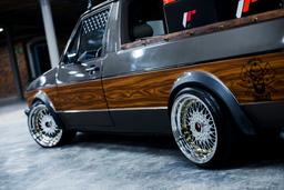 JR Wheels JR9 Silver aluminiumfälg monterade på bil i stämnigsfull miljö