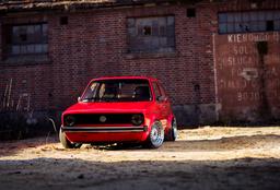 JR Wheels JR9 Sølv aluminiumsfælge monteret på bil i en stemningsfuld omgivelse