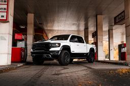 JR Wheels JRX11 Musta alumiinivanteet asennettuna autoon tunnelmallisessa ympäristössä