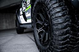 JR Wheels JRX11 Musta alumiinivanteet asennettuna autoon tunnelmallisessa ympäristössä