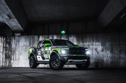 JR Wheels JRX11 Musta alumiinivanteet asennettuna autoon tunnelmallisessa ympäristössä