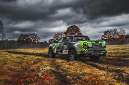 JR Wheels JRX11 Musta alumiinivanteet asennettuna autoon tunnelmallisessa ympäristössä