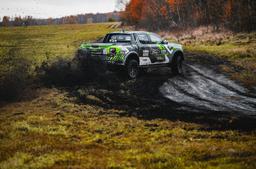 JR Wheels JRX11 Musta alumiinivanteet asennettuna autoon tunnelmallisessa ympäristössä