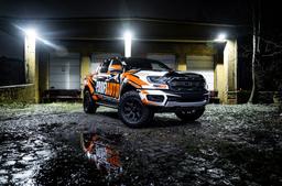 JR Wheels JRX11 Musta alumiinivanteet asennettuna autoon tunnelmallisessa ympäristössä