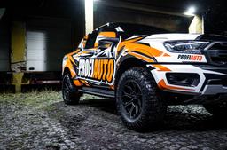 JR Wheels JRX11 Musta alumiinivanteet asennettuna autoon tunnelmallisessa ympäristössä