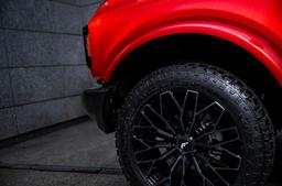 JR Wheels JRX12 Musta alumiinivanteet asennettuna autoon tunnelmallisessa ympäristössä