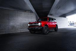 JR Wheels JRX12 Musta alumiinivanteet asennettuna autoon tunnelmallisessa ympäristössä