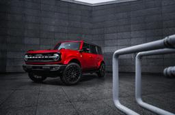 JR Wheels JRX12 Musta alumiinivanteet asennettuna autoon tunnelmallisessa ympäristössä