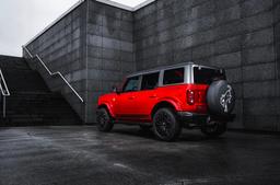 JR Wheels JRX12 Musta alumiinivanteet asennettuna autoon tunnelmallisessa ympäristössä