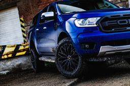 JR Wheels JRX12 Musta alumiinivanteet asennettuna autoon tunnelmallisessa ympäristössä