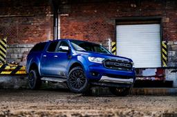 JR Wheels JRX12 Musta alumiinivanteet asennettuna autoon tunnelmallisessa ympäristössä