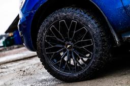 JR Wheels JRX12 Musta alumiinivanteet asennettuna autoon tunnelmallisessa ympäristössä