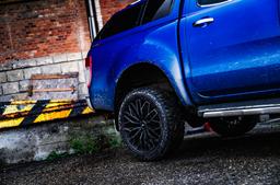 JR Wheels JRX12 Musta alumiinivanteet asennettuna autoon tunnelmallisessa ympäristössä