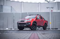 JR Wheels JRX3 Musta alumiinivanteet asennettuna autoon tunnelmallisessa ympäristössä