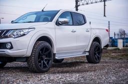 JR Wheels JRX3 Musta alumiinivanteet asennettuna autoon tunnelmallisessa ympäristössä