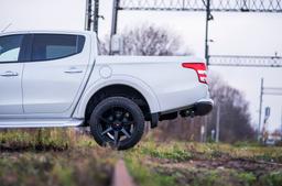 JR Wheels JRX3 Musta alumiinivanteet asennettuna autoon tunnelmallisessa ympäristössä