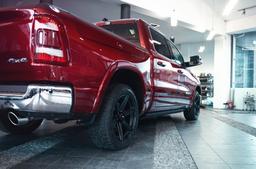 JR Wheels JRX3 Musta alumiinivanteet asennettuna autoon tunnelmallisessa ympäristössä