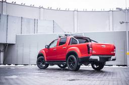 JR Wheels JRX3 Musta alumiinivanteet asennettuna autoon tunnelmallisessa ympäristössä