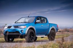 JR Wheels JRX3 Musta alumiinivanteet asennettuna autoon tunnelmallisessa ympäristössä