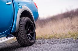 JR Wheels JRX3 Musta alumiinivanteet asennettuna autoon tunnelmallisessa ympäristössä