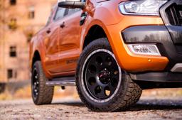 JR Wheels JRX4 Svart aluminiumsfelger montert på bil i en stemningsfull omgivelse