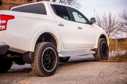 JR Wheels JRX4 Svart aluminiumsfelger montert på bil i en stemningsfull omgivelse