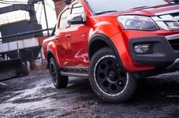 JR Wheels JRX4 Svart aluminiumsfelger montert på bil i en stemningsfull omgivelse