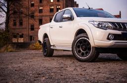 JR Wheels JRX4 Svart aluminiumsfelger montert på bil i en stemningsfull omgivelse