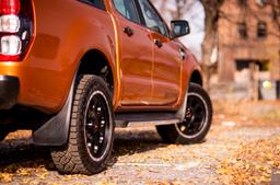 JR Wheels JRX4 Musta alumiinivanteet asennettuna autoon tunnelmallisessa ympäristössä